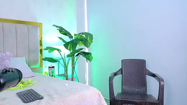 anastasia_gb (F teen) - 4 fingers in pussy and suck