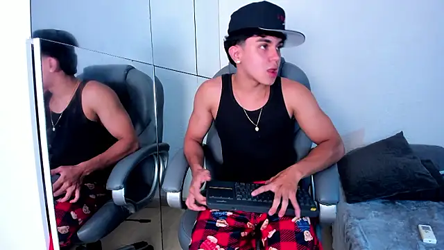 _taylorblack (M twink) - Kiss and Flex 😘💪