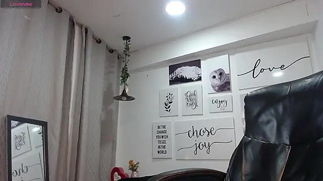 private chatroom Tinisweet