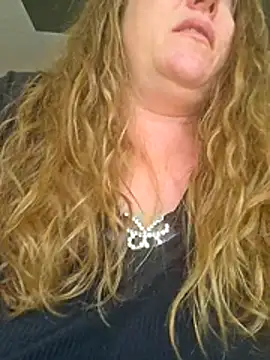 julimonroe live cam profile