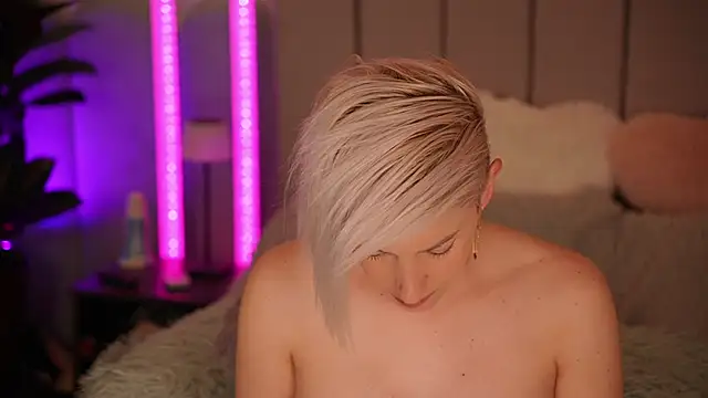 VickySecret96's Stripchat show and profile