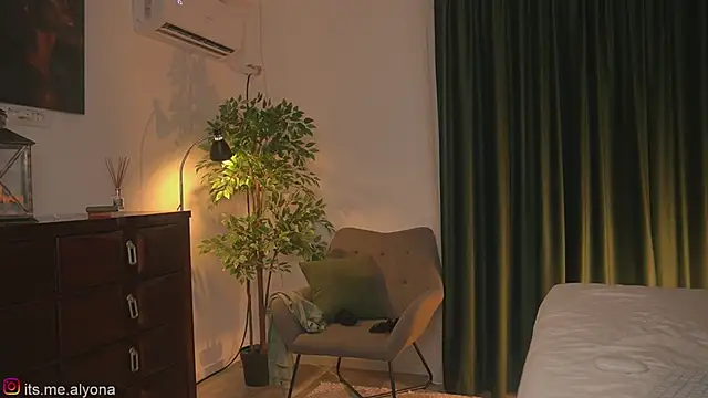 Alyonaqueen_ live sex cam