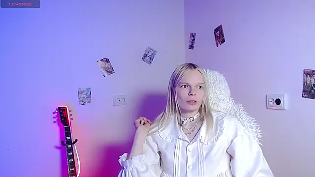 emily_nyaffee (T young) - cum show