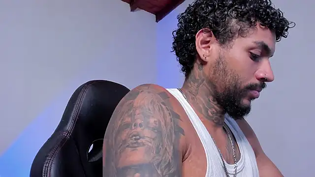 luigivitale_1 - LuigiVitale_1's free webcam - UK Sex Cams