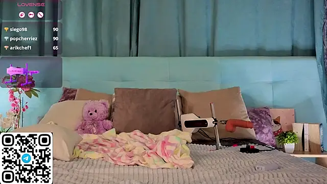 aurora_bennet (F young) - put finger in pussy