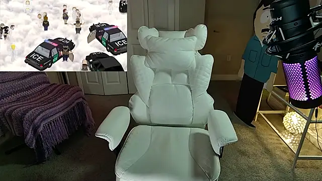 angiefae (F young) - boobies out