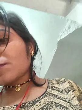 LUCKY_cut live cam profile