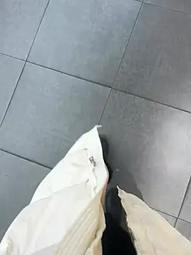 yimisun01 (F milf) - 户外超刺激……偷偷夹着小粉玩……国王👑完成✅上身真🈳3分钟裸体