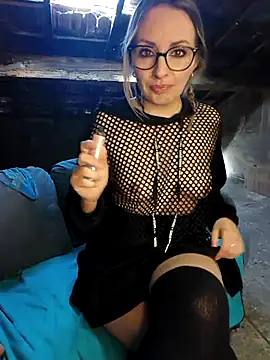 jade_emeraud (Ask my age) - Sans string je me doigte la chatte