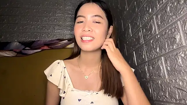 eunabarretto (F teen) - squeeze the boobs inside the shirt