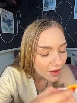 MilaMoone live sex cam