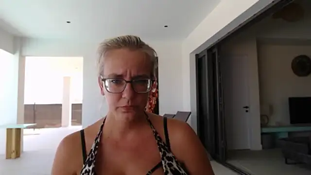wendysexyx (F milf) - video spelen met olie en klaarkomen