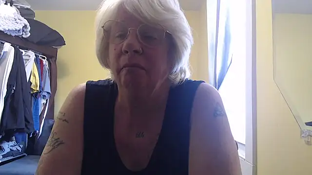 Live cam model canadiancougar1965 broadcasting live