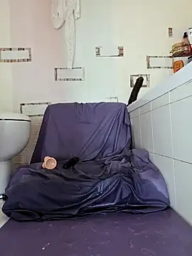 EmySkinny85's live cam