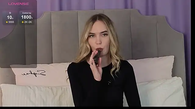 nikkiryx (Ask my age) - Blow a kiss