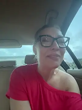 sacha-xx (F milf) - Je me doigte dans la voiture