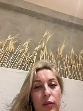 vikabunny1 (Ask my age) - your excited pussy  play PUBLIC 🔥🥵