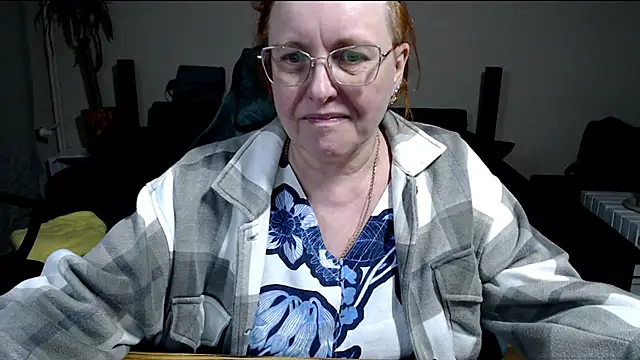 joannaandneighbour (F mature) - My juicy pussy open