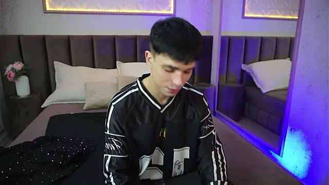 clarkbev (M twink) - Full naked + oil flex💕next -> CumShow💕