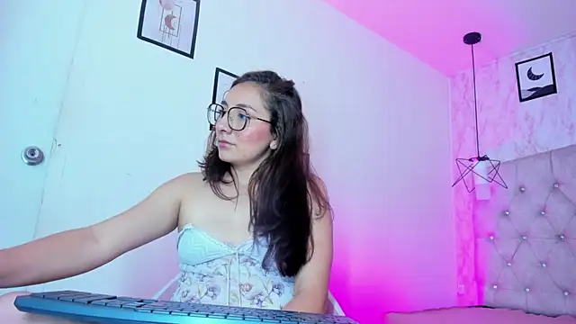 nova__30 (F young) - My naked ass for you with spanking 🙈