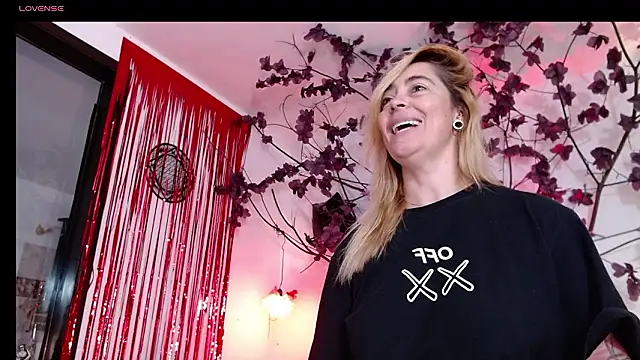 sara_valkyri (F milf) - show body