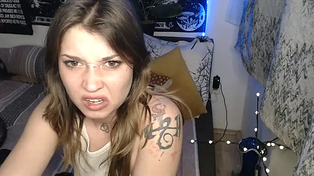 alienfortwenty (F young) - suck didlo