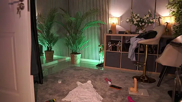 missemadivine (F milf) - Sooo hot : Pussy Play