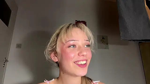 sourmidday (F teen) - Doggie pose