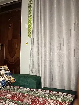 Webcam Model (Yoyo-__)  is live.Free join now!