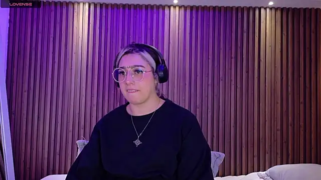 gabyrose9 - GabyRose9's free webcam - UK Sex Cams