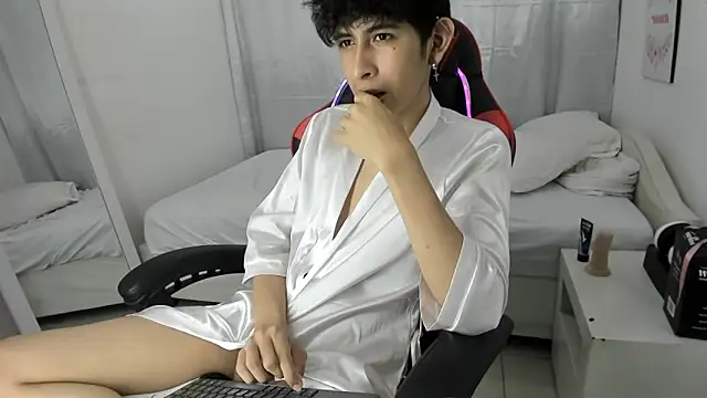 julian_xx (M twink) - cum