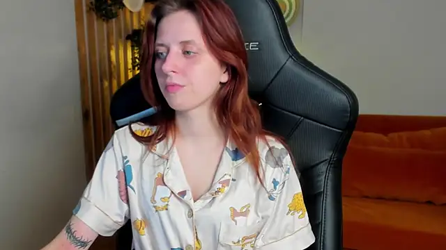 freyavey (F teen) - foot show!