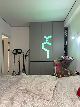 CurlyLara Live Webcam on Stripchat