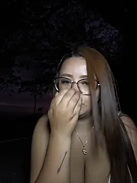 maleja_smmith (F young) - Bra off and boobs flash