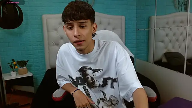 draxblade09 (M twink) - Show oil on my chest