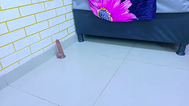 millybell303av (F teen) - Riding dildo!!!