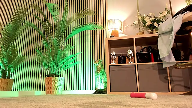 missemadivine (F milf) - Sooo hot : Pussy Play