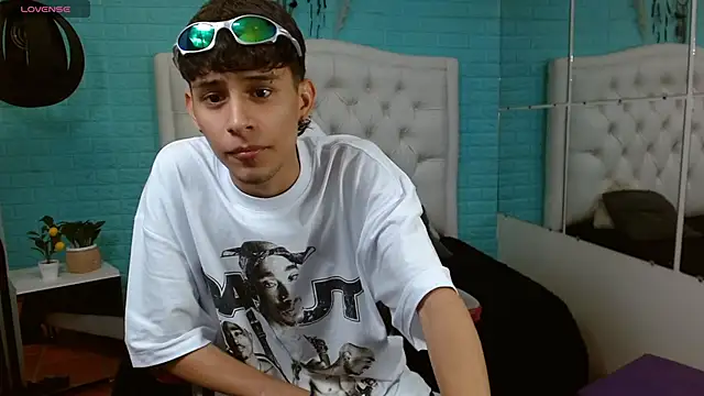 draxblade09 (M twink) - Show oil on my chest