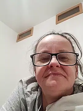 rozpolcena (F milf) - 1000