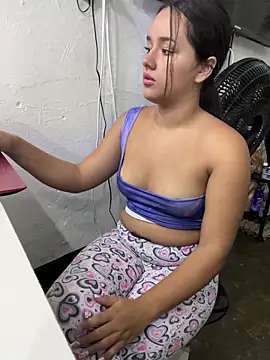 Webcam Model (Luciaparker03)  is live.Free join now!