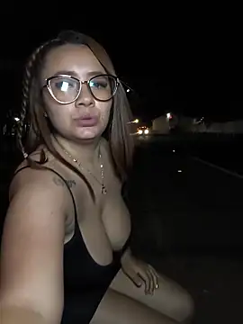 maleja_smmith (F young) - Show tits to truck driver