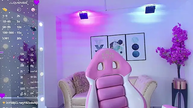 tamara_slimx (F young) - play dildo in pussy