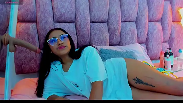 miss_aris (F teen) - oil on my tits