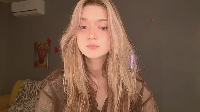 bellasink (F young) - Maybe the tits can get out today?