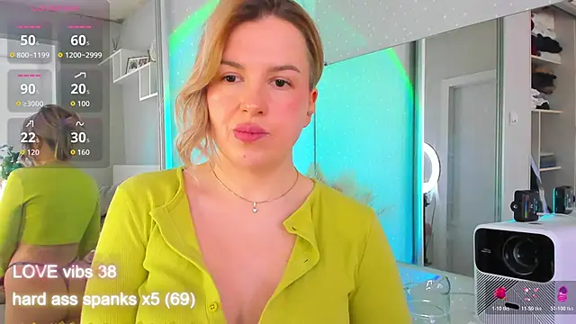 crowned_goddess (F young) - EYE CONTACT+SUCK FINGERS CLOSEUP