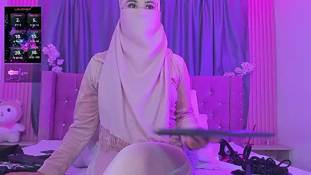 strip chat Nayla-Mouna