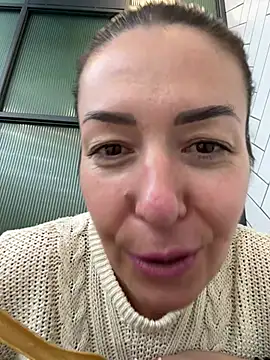 eveangelll (F milf) - Squirt in locker (gym)