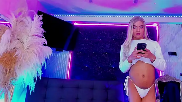 Queens_Wonders_Blonders webcam