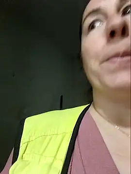 bichota85 (F milf) - Flash tits + 3 videos