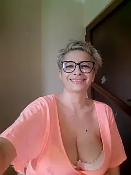 Webcam Model (LunaBlaise)  is live.Free join now!